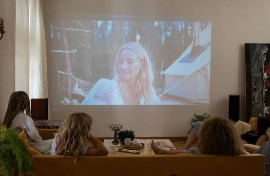 Screen Proyektor: Ketika Dinding Rumah Jadi Bioskop Pribadi
